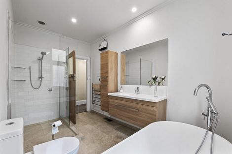 Photo of property in 18 Ridge Lane, New Plymouth, 4310