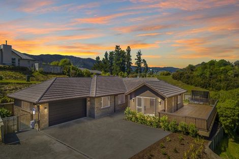 Photo of property in 1 Mckenzie Way, Timberlea, Upper Hutt, 5018