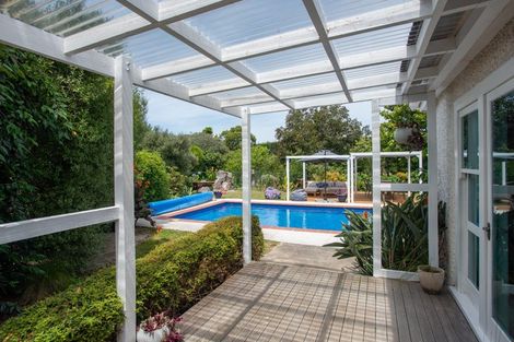 Photo of property in 20 Deakin Place, Clive, 4102