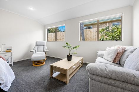 Photo of property in 30 Vermeer Place, West Harbour, Auckland, 0618