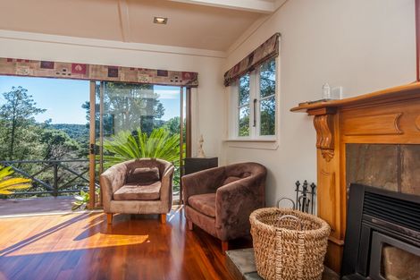 Photo of property in 165 Laingholm Drive, Laingholm, Auckland, 0604