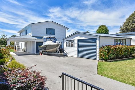 Photo of property in 13 Bertram Road, Kawakawa Bay, Papakura, 2585
