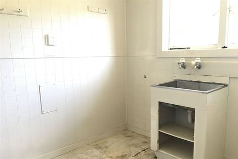 Photo of property in 2 Binsted Road, New Lynn, Auckland, 0600