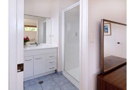 Photo of property in 2 Tollana Road, Te Atatu Peninsula, Auckland, 0610