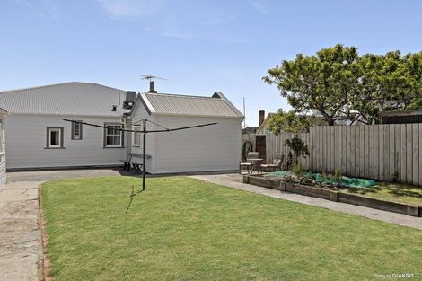 Photo of property in 5 Te Wharepouri Street, Berhampore, Wellington, 6023