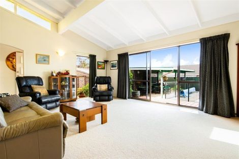 Photo of property in 2 Cezanne Place, New Lynn, Auckland, 0600