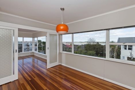 Photo of property in 27 Mcbreen Avenue, Northcote, Auckland, 0627