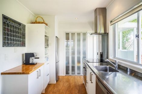 Photo of property in 2/98 Queen Street, Northcote Point, Auckland, 0627