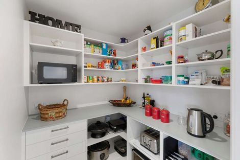 Photo of property in 1 Corsica Court, Fitzherbert, Palmerston North, 4410