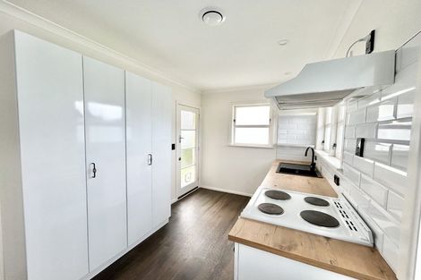 Photo of property in 32 Queenwood Road, Levin, 5510