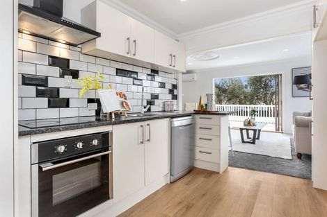 Photo of property in 2/4202a Great North Road, Glendene, Auckland, 0602