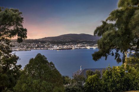 Photo of property in 17 Cornwall Street, Vauxhall, Dunedin, 9013
