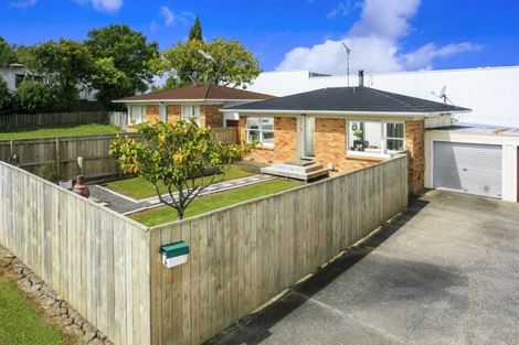 Photo of property in 2/50 Cheval Drive, Totara Vale, Auckland, 0629