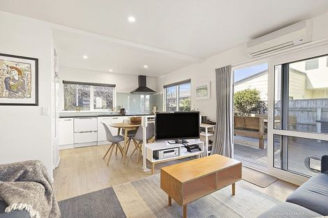 Photo of property in 6 Rua Street, Lyall Bay, Wellington, 6022