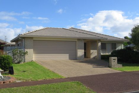 Photo of property in 18 Connemara Court, West Harbour, Auckland, 0618