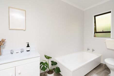 Photo of property in 31 Lake View Street, Waihola, Milton, 9073