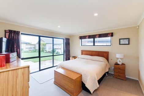 Photo of property in 24 Johnstone Drive, Fitzherbert, Palmerston North, 4410