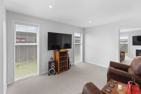Photo of property in 1 Corsica Court, Fitzherbert, Palmerston North, 4410