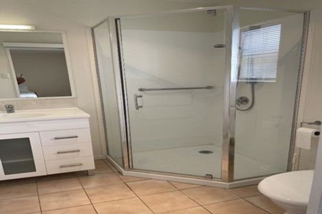 Photo of property in 2/212 Te Atatu Road, Te Atatu South, Auckland, 0610