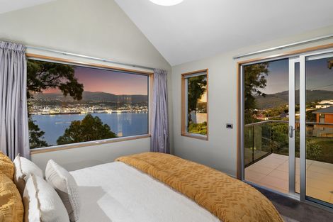 Photo of property in 17 Cornwall Street, Vauxhall, Dunedin, 9013