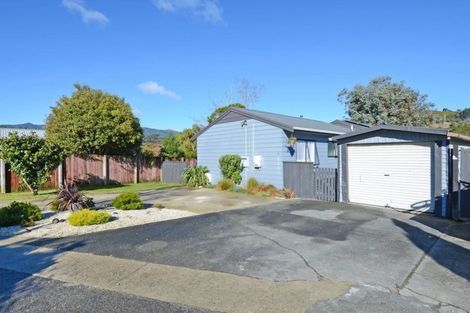 Photo of property in 15 Edmund Lomas Grove, Birchville, Upper Hutt, 5018