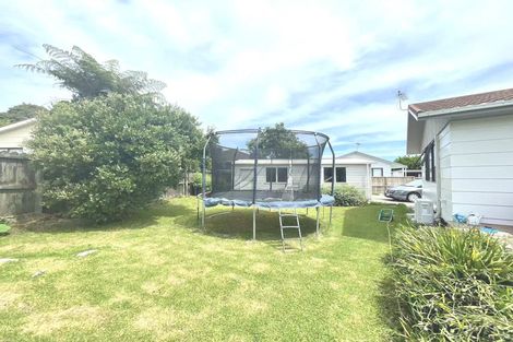 Photo of property in 100 Beach Road, Te Atatu Peninsula, Auckland, 0610