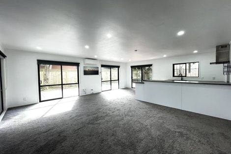 Photo of property in 81 Totaravale Drive, Totara Vale, Auckland, 0629