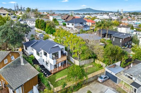 Photo of property in 2/21 Tobruk Crescent, Milford, Auckland, 0620