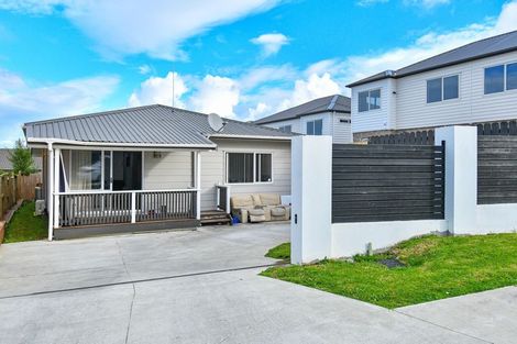 Photo of property in 2 Bill Phillip Place, Clendon Park, Auckland, 2103