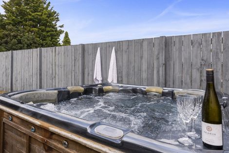 Photo of property in 8 Taurus Place, Kawaha Point, Rotorua, 3010