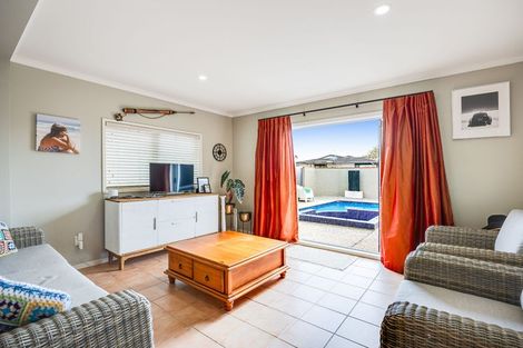 Photo of property in 5 Tanoa Place, Glendene, Auckland, 0602