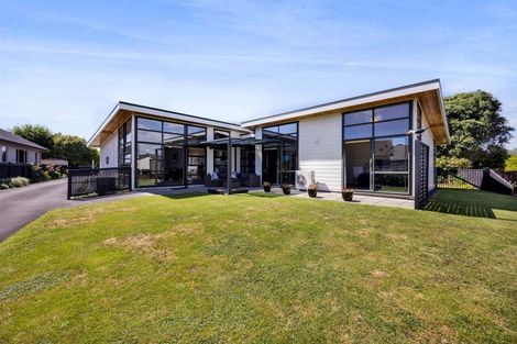 Photo of property in 11 Highfield Place, Highlands Park, New Plymouth, 4312