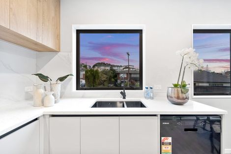 Photo of property in 13b Windermere Crescent, Blockhouse Bay, Auckland, 0600