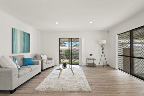 Photo of property in 2/24 Edinburgh Avenue, Rosehill, Papakura, 2113