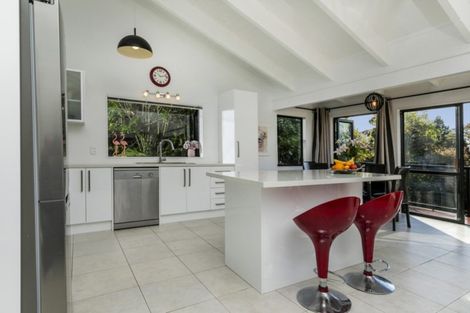 Photo of property in 9 Heatherleigh Rise, Northcross, Auckland, 0632