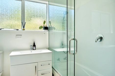 Photo of property in 18a Cheltenham Terrace, Newlands, Wellington, 6037