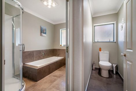Photo of property in 27 Hogarth Rise, West Harbour, Auckland, 0618