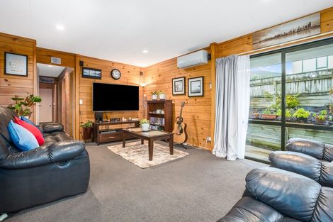 Photo of property in 8 Ribbonwood Terrace, Ranui, Porirua, 5024