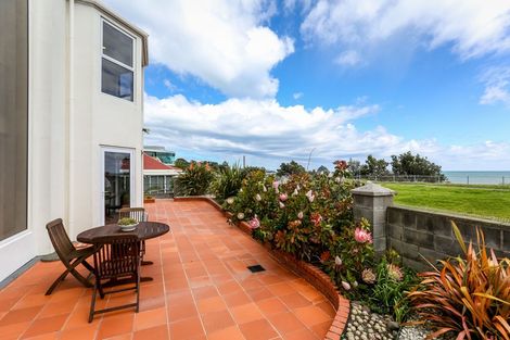 Photo of property in 1 Kawaroa Lane, New Plymouth, 4310