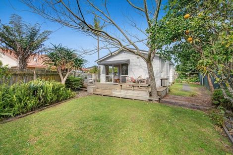 Photo of property in 16 Ross Crescent, Orewa, 0931