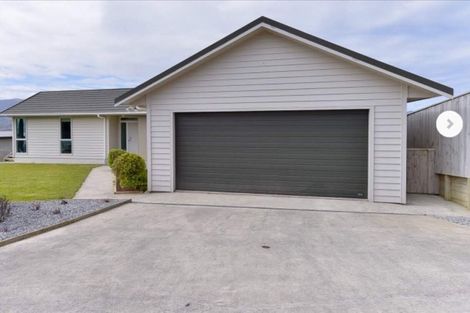Photo of property in 31 Mcewen Crescent, Riverstone Terraces, Upper Hutt, 5018