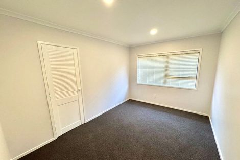 Photo of property in 22 Kingsclere Place, Goodwood Heights, Auckland, 2105
