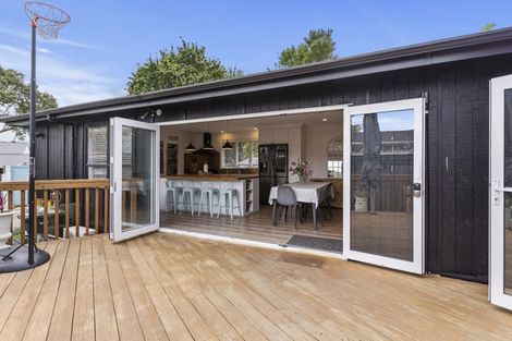 Photo of property in 24 Tauhinu Road, Greenhithe, Auckland, 0632