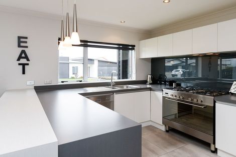 Photo of property in 4 D'urville Place, Kelvin Grove, Palmerston North, 4414