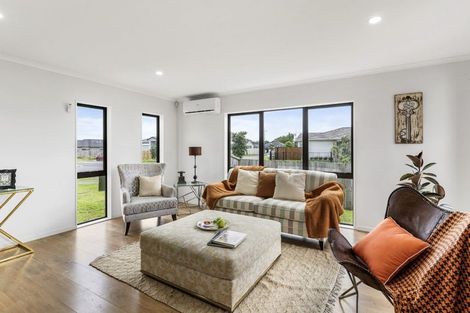 Photo of property in 33 Koroheke Road, Takanini, 2110