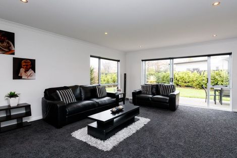 Photo of property in 4 D'urville Place, Kelvin Grove, Palmerston North, 4414