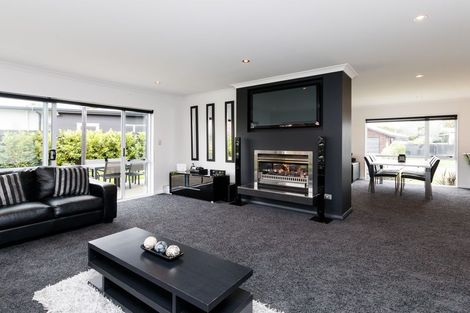 Photo of property in 4 D'urville Place, Kelvin Grove, Palmerston North, 4414