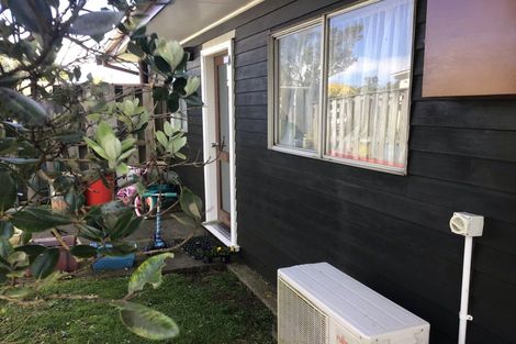 Photo of property in 27a-b Cheyne Walk, Newlands, Wellington, 6037