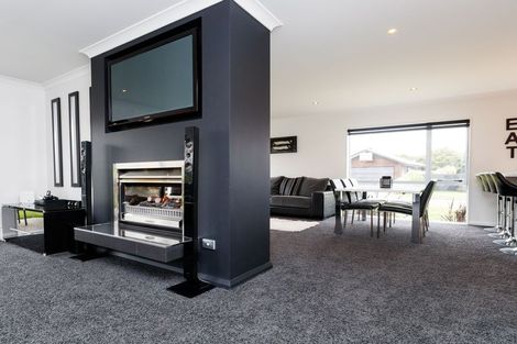 Photo of property in 4 D'urville Place, Kelvin Grove, Palmerston North, 4414