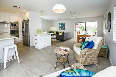 Photo of property in 72 Highland Park Drive, Highland Park, Auckland, 2010